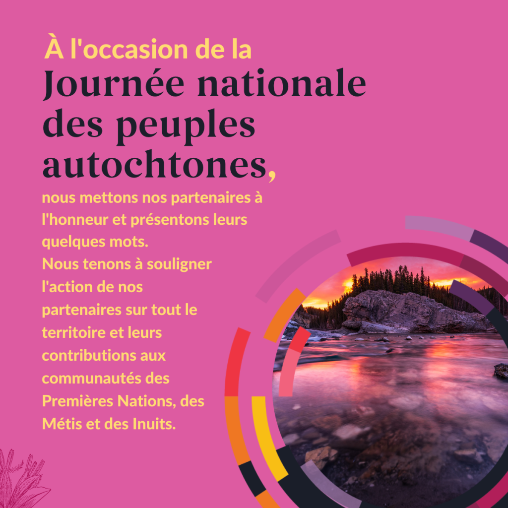 À l'occasion de la Journée nationale des peuples autochtones, nous mettons nos partenaires à l'honneur et présentons leurs quelques mots. Image d'un lever de soleil avec, à l'arrière-plan, un paysage forestier dans les tons roses; au premier plan, des rochers avec de l'eau sur lesquels se reflètent le soleil et la forêt. Cette image est encadrée par le logo circulaire multicolore de McConnell dans le coin inférieur droit et sur un fond rose. Nous tenons à souligner l'action de nos partenaires sur tout le territoire et leurs contributions aux communautés des Premières Nations, des Métis et des Inuits.
