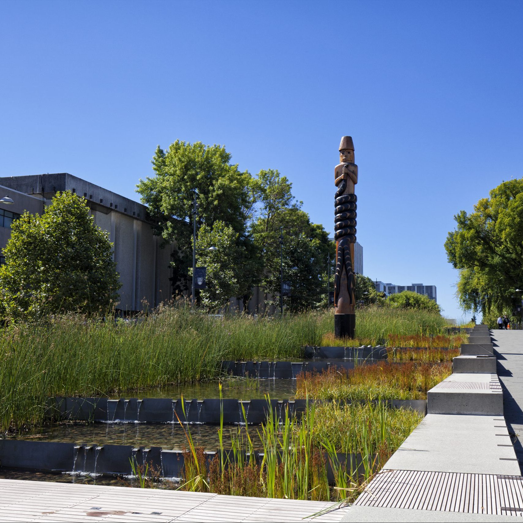 Mât totémique et paysage d'étang à l'Université de la Colombie-Britannique, Vancouver, Canada
