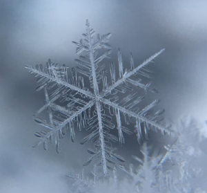 Frosted snowflake on a window; un flocon de neige ggivré sur une