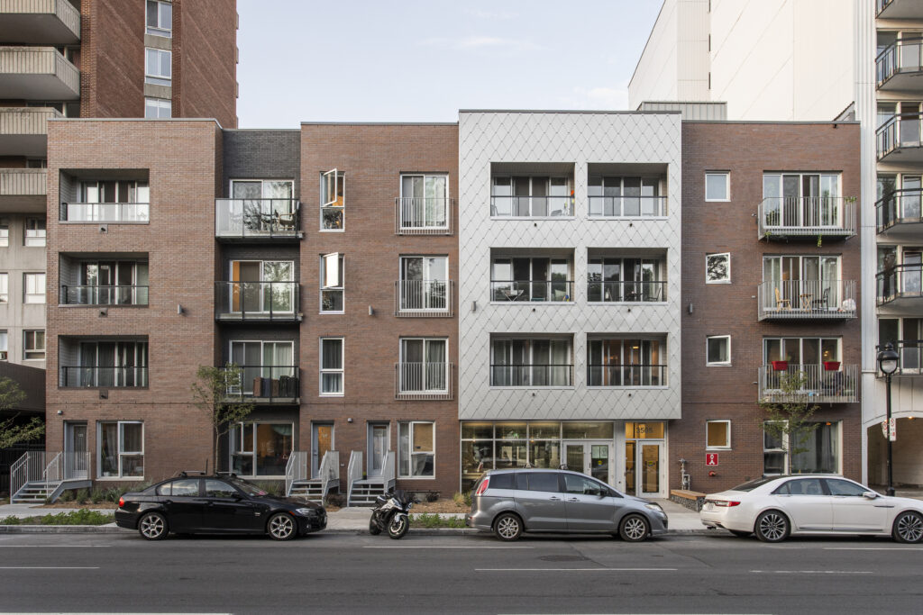 Photo from streetview of the Woodnote building. When it opened in 2020, Woodnote was a milestone in nearly 10 years of work to reimagine the future of student housing. Located across from the iconic La Fontaine Park in Montreal, Woodnote has 144 rooms ranging from studios to four-bedroom apartments.